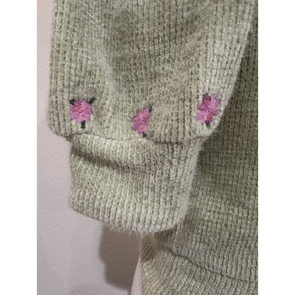 Zara floral embroidered knit puff sleeve top in green. - Picture 3 of 4